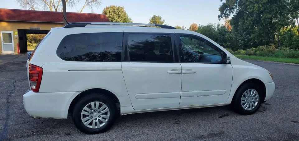 2014 Kia Carnival - Image 2 of 20