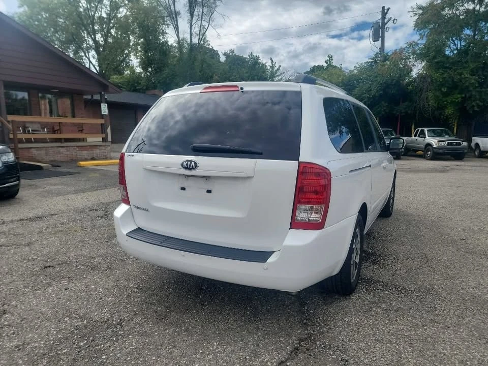 2014 Kia Carnival - Image 11 of 13