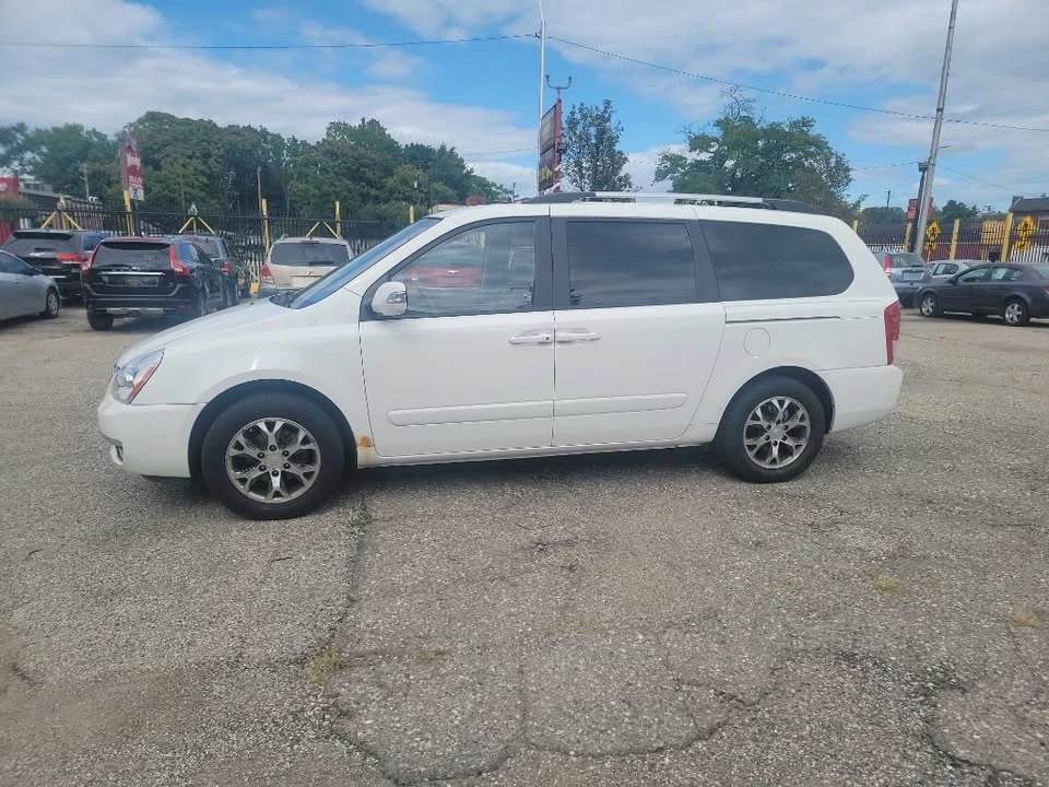 2014 Kia Carnival - Image 10 of 13