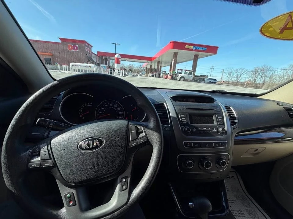 2014 Kia Sorento - Image 9 of 16