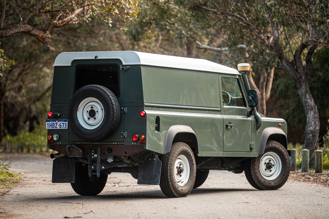 2014 Land Rover Defender 110 - Image 16 of 31