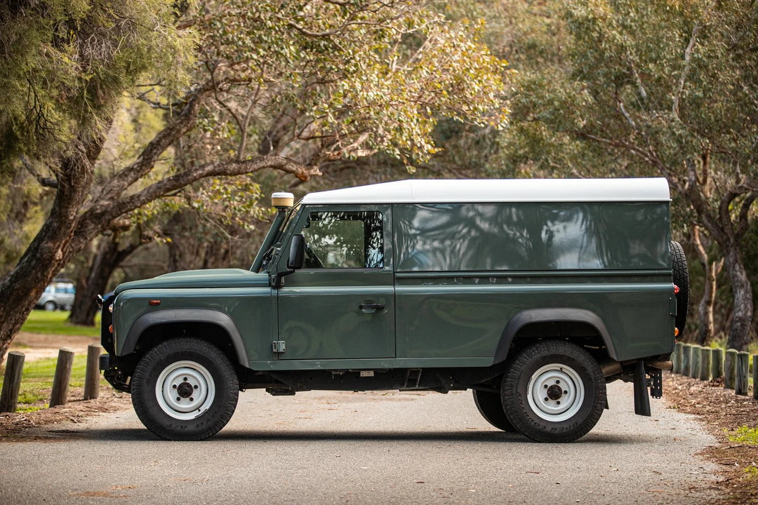 2014 Land Rover Defender 110 - Image 5 of 31