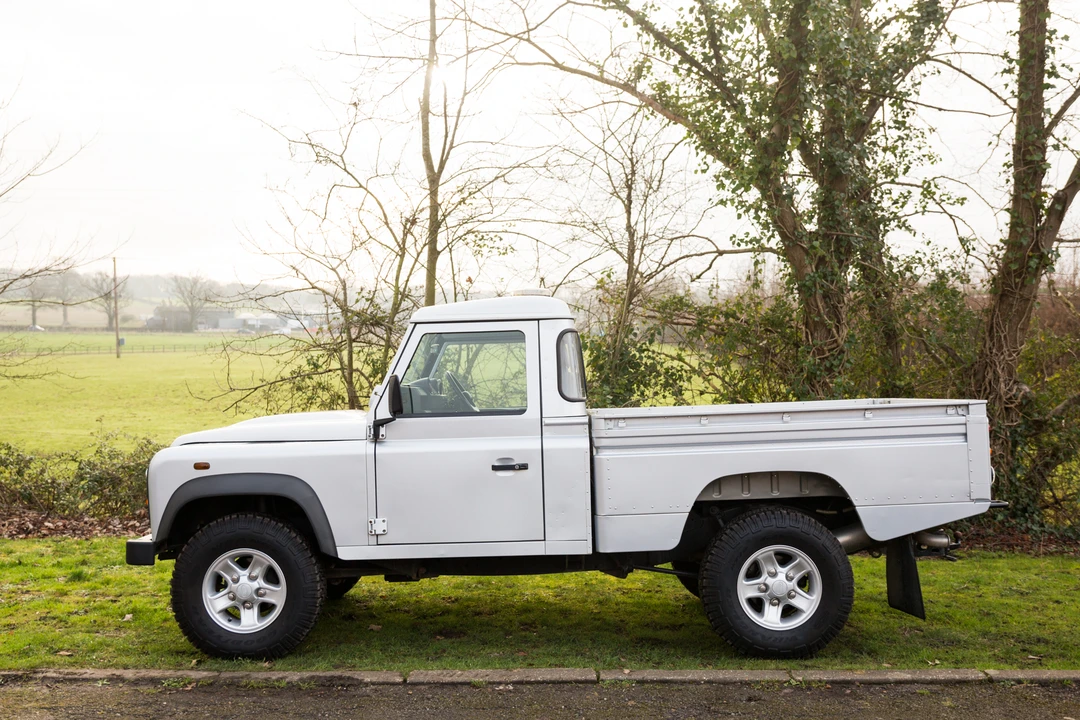 2014 Land Rover Defender 110 - Image 7 of 31