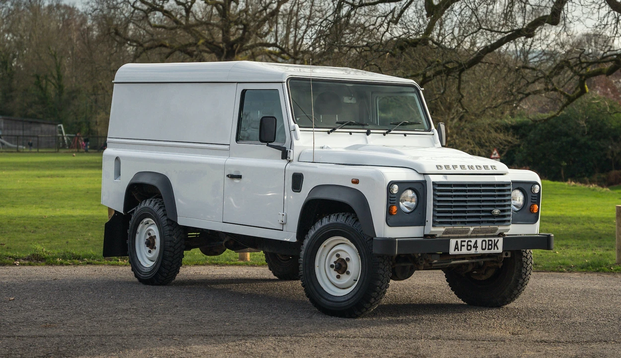 2014 Land Rover Defender 110 - Image 2 of 31