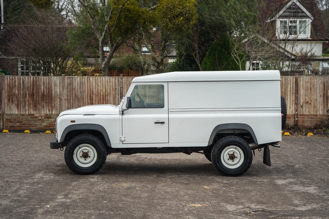 2014 Land Rover Defender 110 - Image 6 of 31