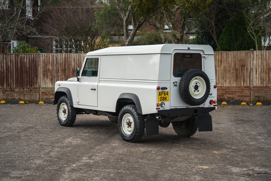 2014 Land Rover Defender 110 - Image 5 of 31