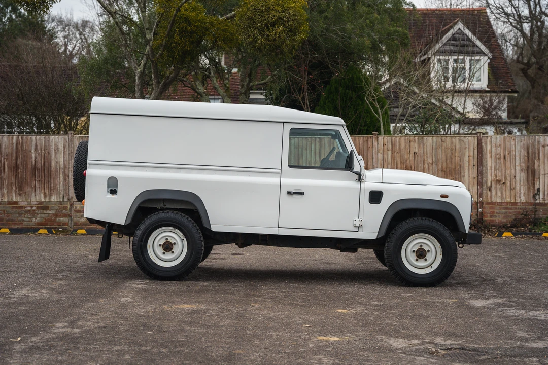 2014 Land Rover Defender 110 - Image 15 of 31