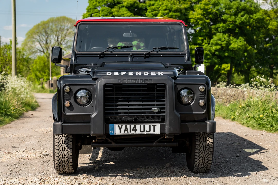 2014 Land Rover Defender 110 - Image 17 of 31