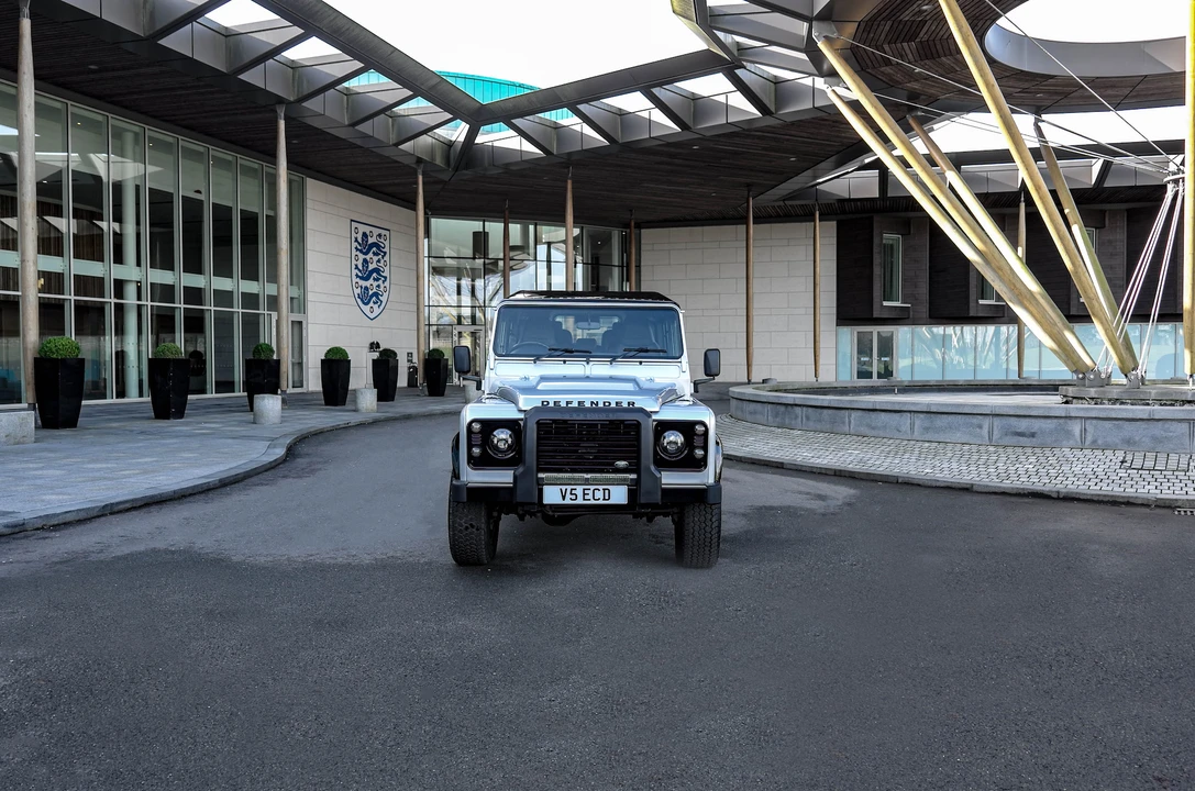 2014 Land Rover Defender 110 - Image 8 of 15