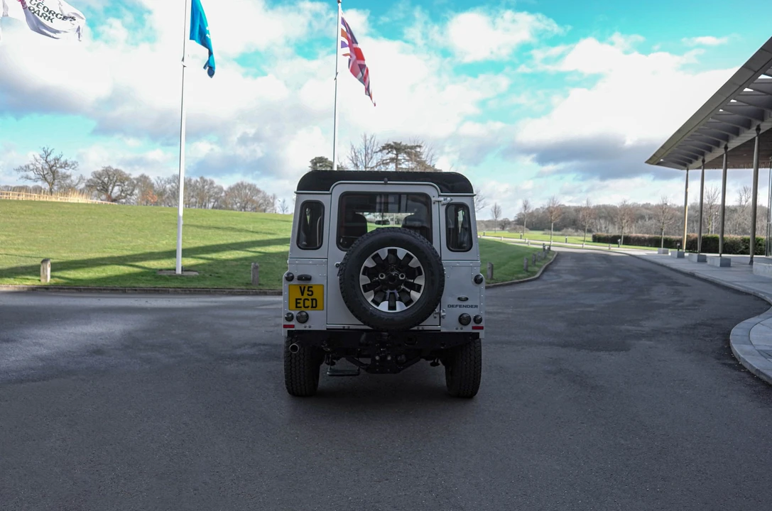 2014 Land Rover Defender 110 - Image 6 of 15