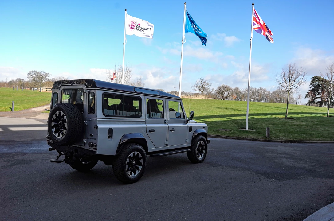 2014 Land Rover Defender 110 - Image 15 of 15
