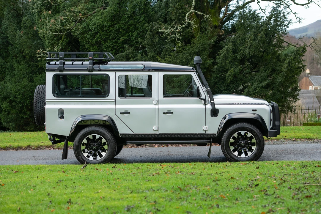 2014 Land Rover Defender 110 - Image 5 of 31