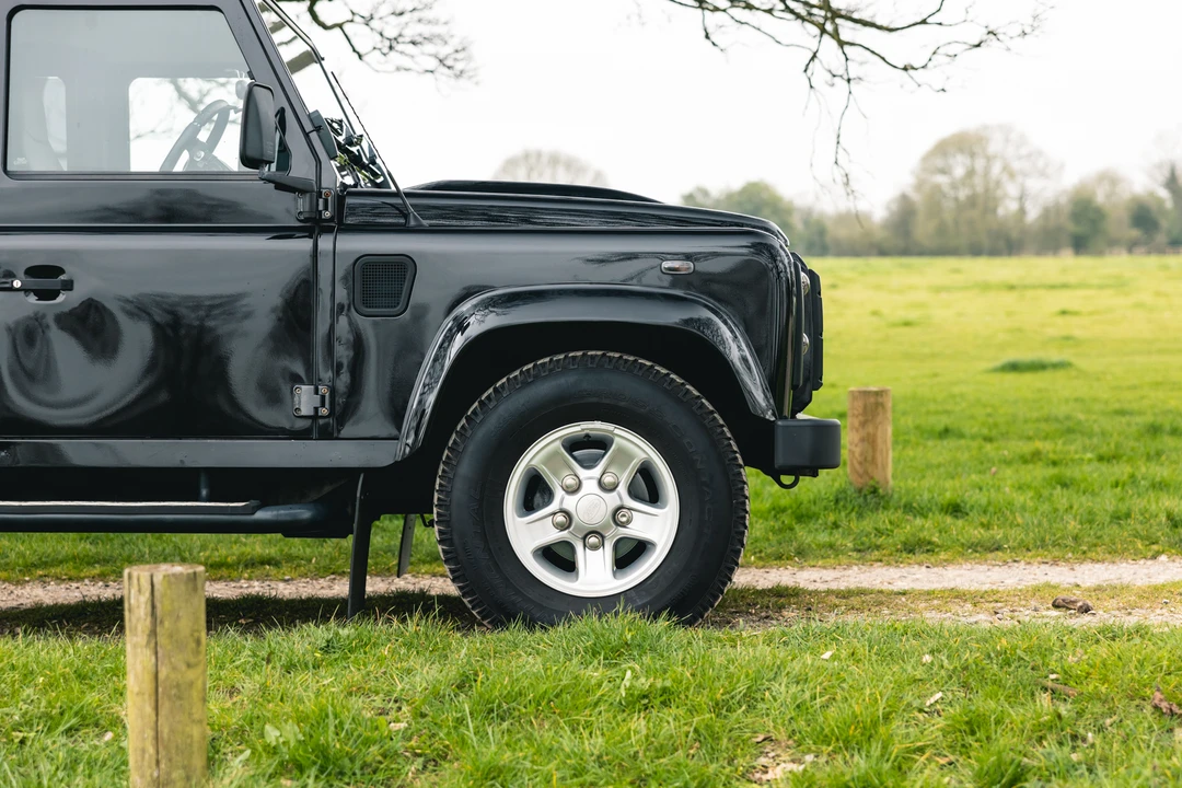 2014 Land Rover Defender 110 - Image 13 of 31