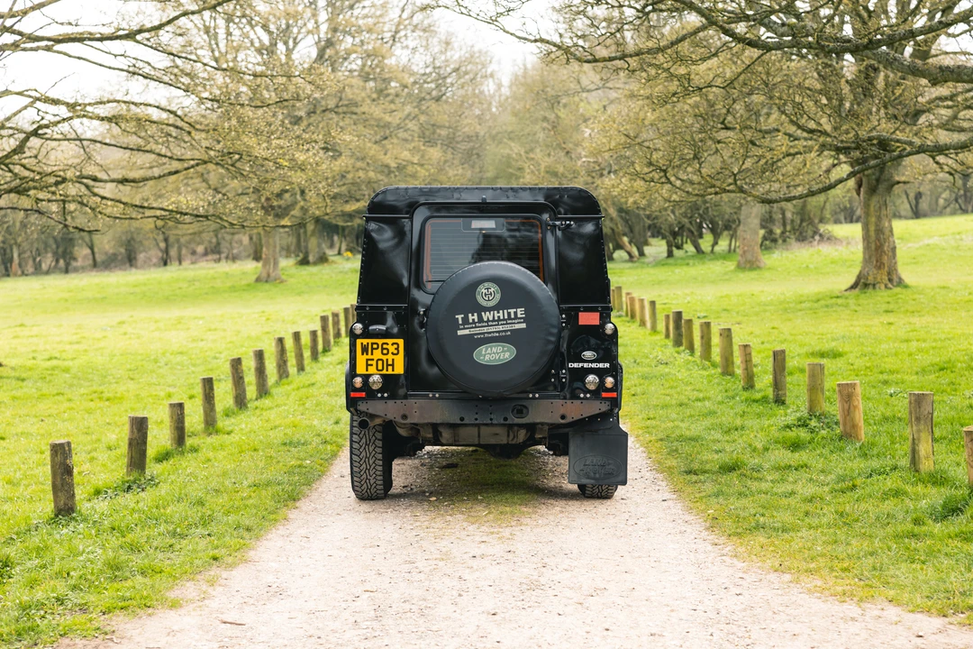 2014 Land Rover Defender 110 - Image 17 of 31