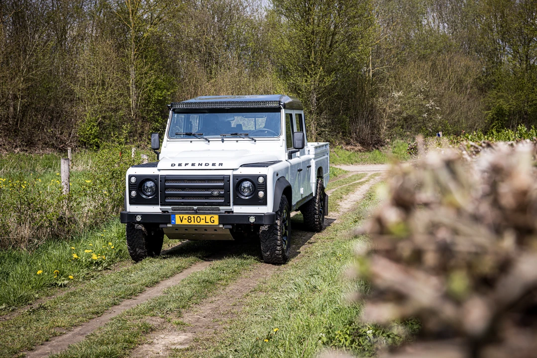 2014 Land Rover Defender 130 - Image 15 of 31