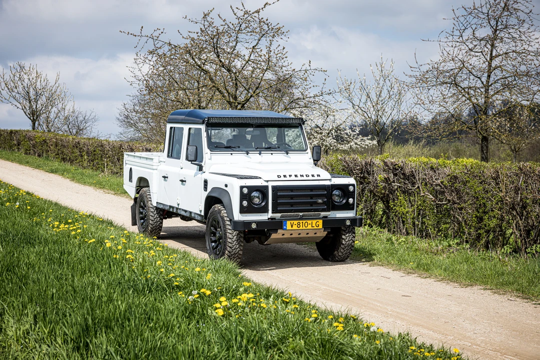 2014 Land Rover Defender 130 - Image 11 of 31