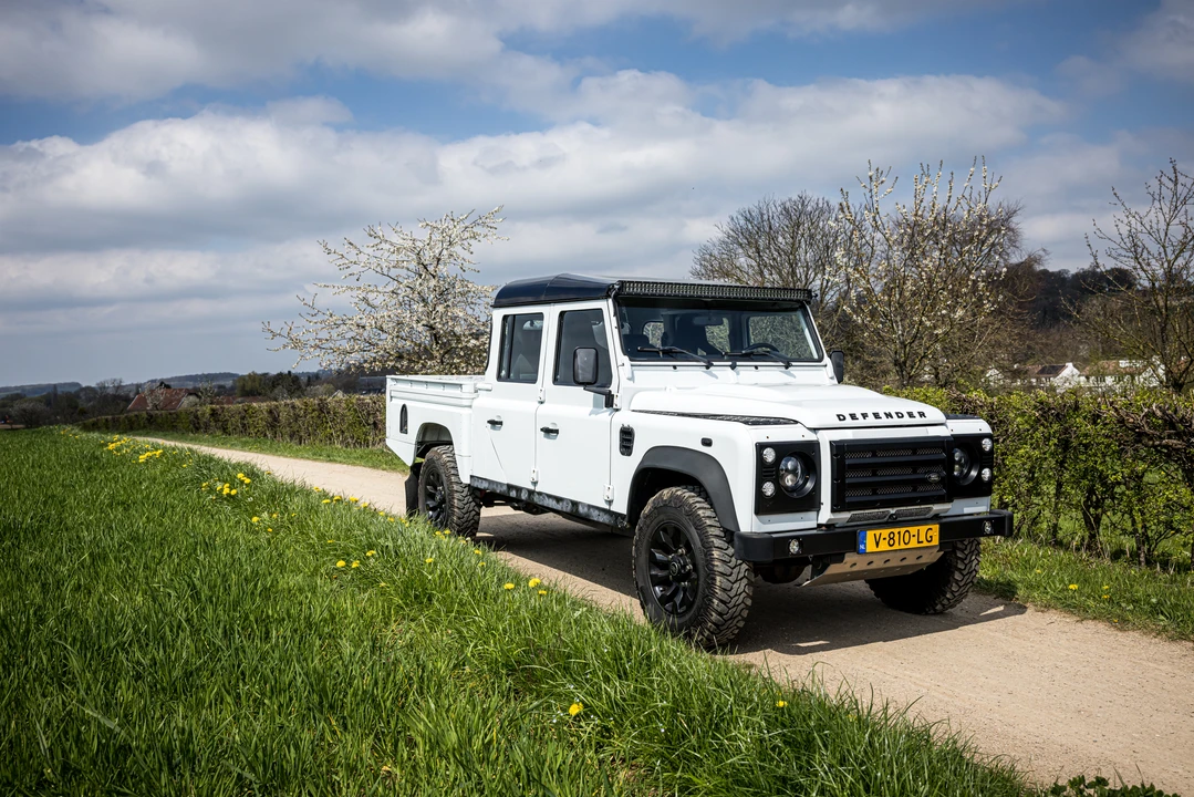 2014 Land Rover Defender 130 - Image 17 of 31