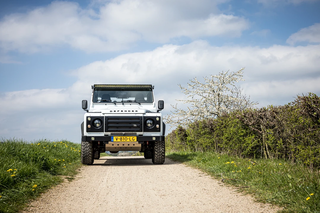 2014 Land Rover Defender 130 - Image 10 of 31