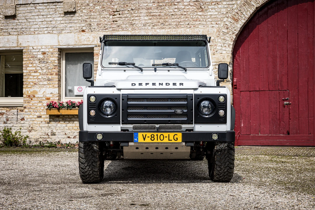 2014 Land Rover Defender 130 - Image 3 of 31