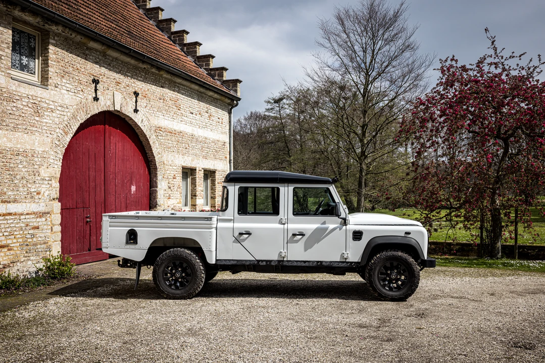 2014 Land Rover Defender 130 - Image 5 of 31