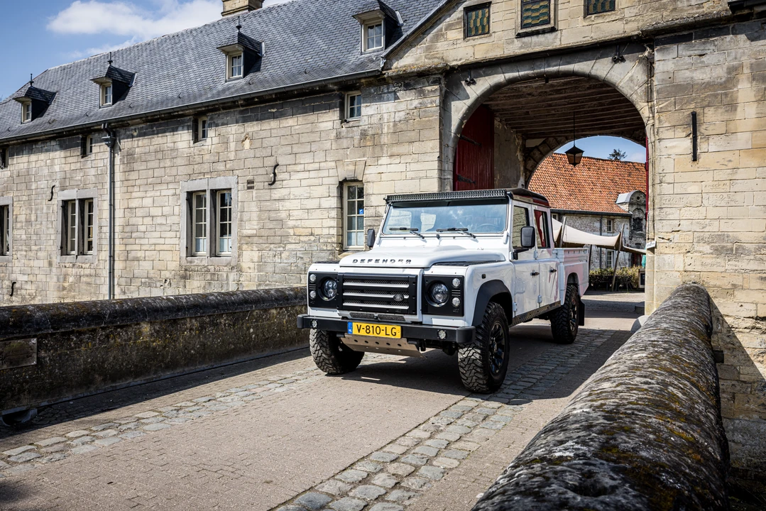 2014 Land Rover Defender 130 - Image 21 of 31