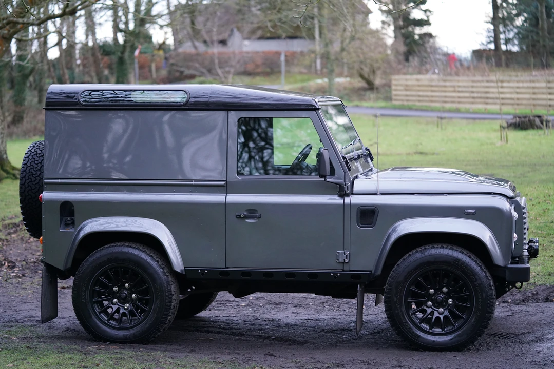 2014 Land Rover Defender 90 - Image 15 of 31