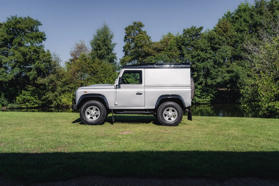 2014 Land Rover Defender 90 - Image 5 of 31