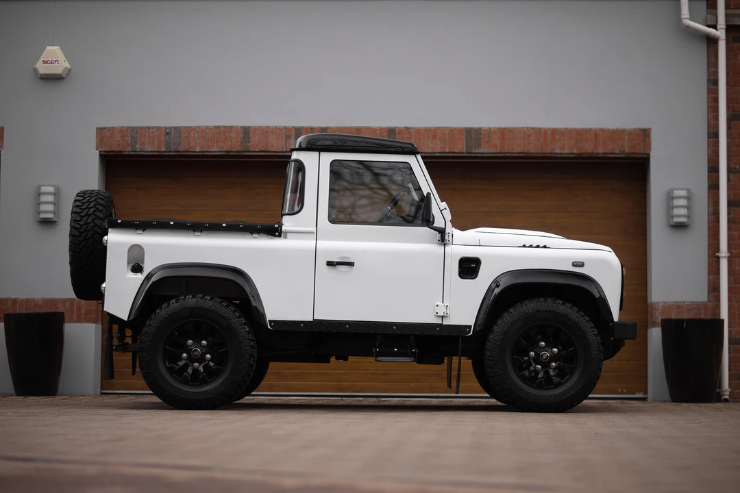 2014 Land Rover Defender 90 - Image 10 of 31