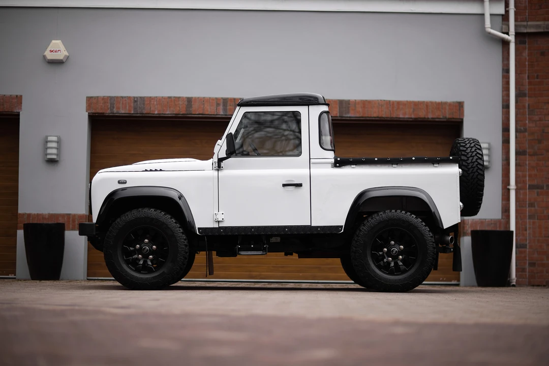 2014 Land Rover Defender 90 - Image 5 of 31