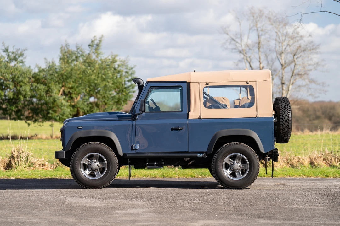 2014 Land Rover Defender 90 - Image 9 of 31