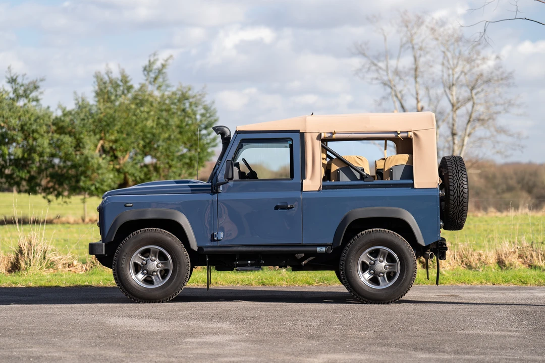 2014 Land Rover Defender 90 - Image 14 of 31