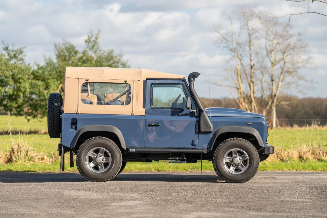 2014 Land Rover Defender 90 - Image 5 of 31