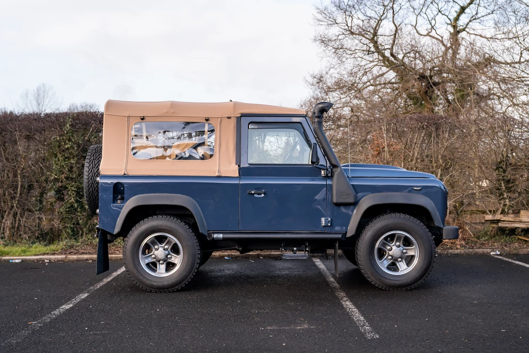 2014 Land Rover Defender 90 - Image 9 of 31