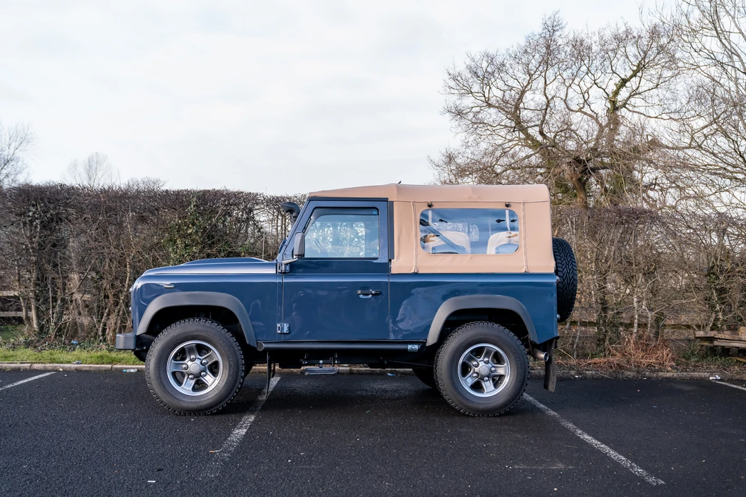 2014 Land Rover Defender 90 - Image 5 of 31