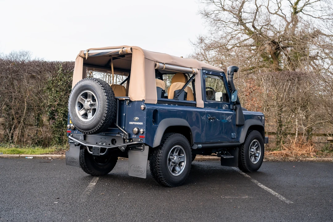 2014 Land Rover Defender 90 - Image 15 of 31