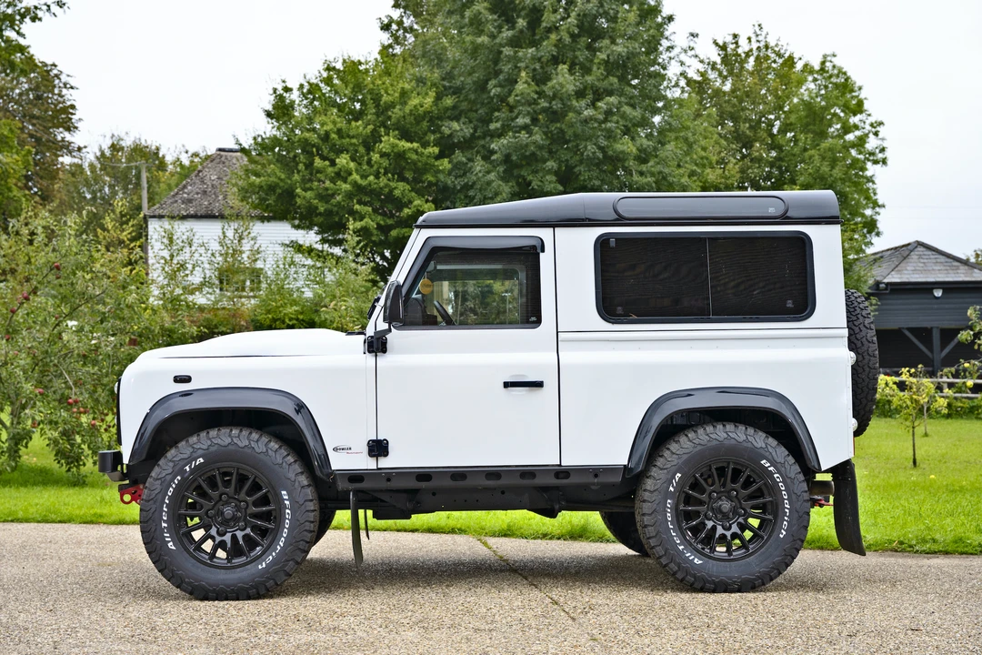 2014 Land Rover Defender 90 - Image 5 of 31