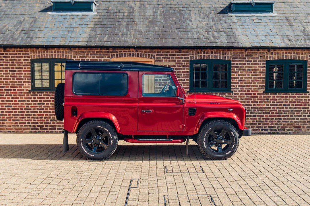 2014 Land Rover Defender 90 - Image 5 of 31