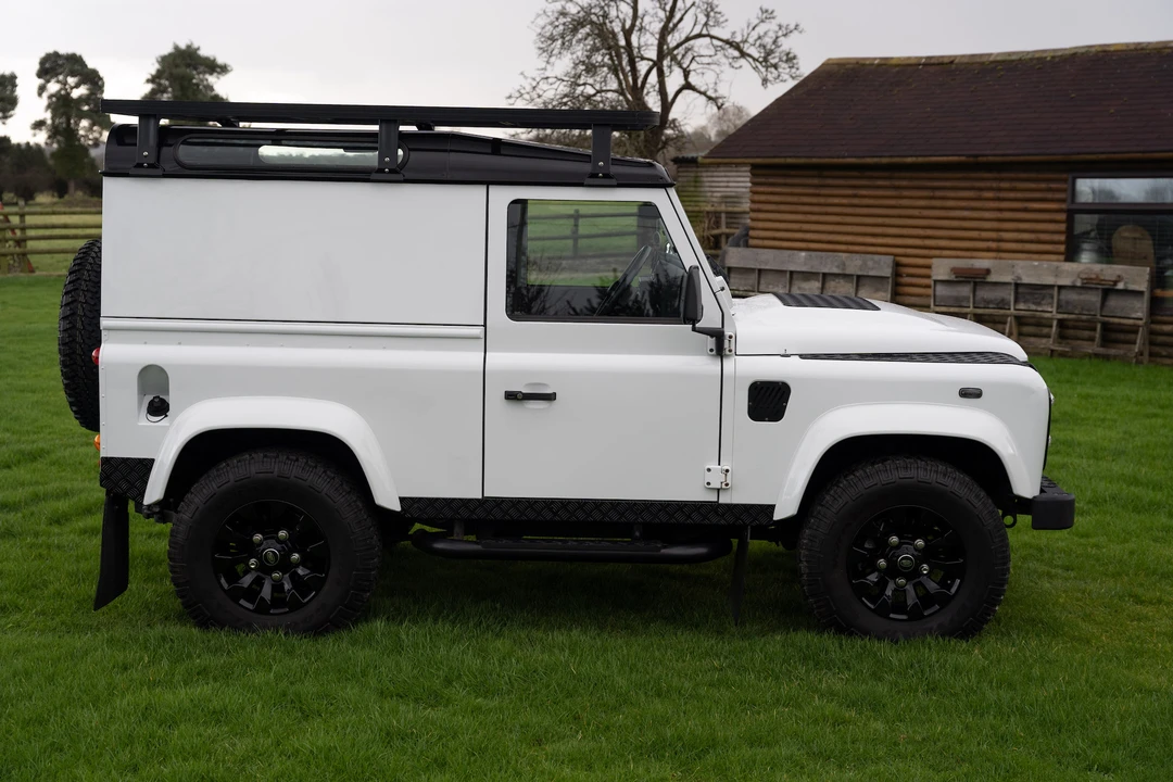 2014 Land Rover Defender 90 - Image 17 of 31