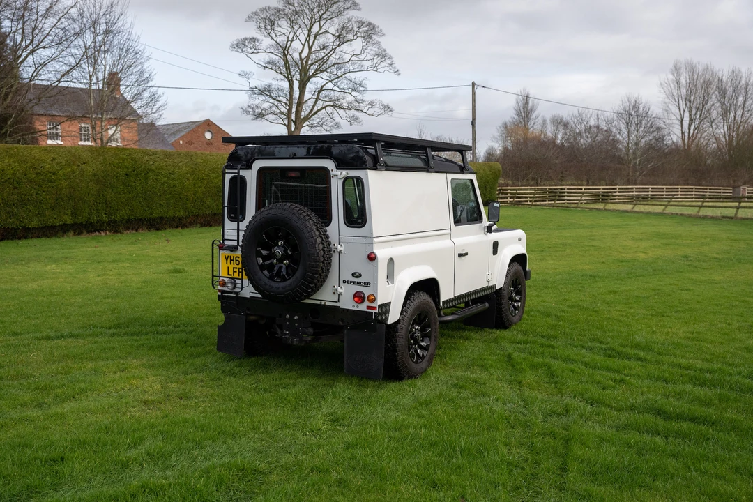 2014 Land Rover Defender 90 - Image 16 of 31
