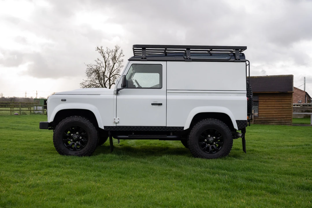 2014 Land Rover Defender 90 - Image 5 of 31