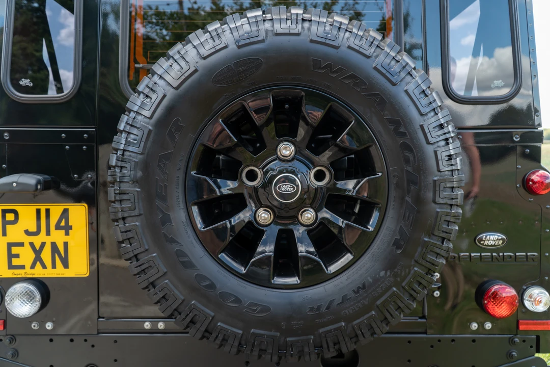 2014 Land Rover Defender 90 - Image 17 of 31