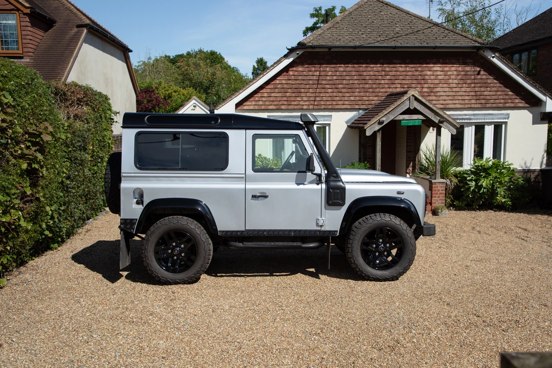 2014 Land Rover Defender 90 - Image 5 of 31