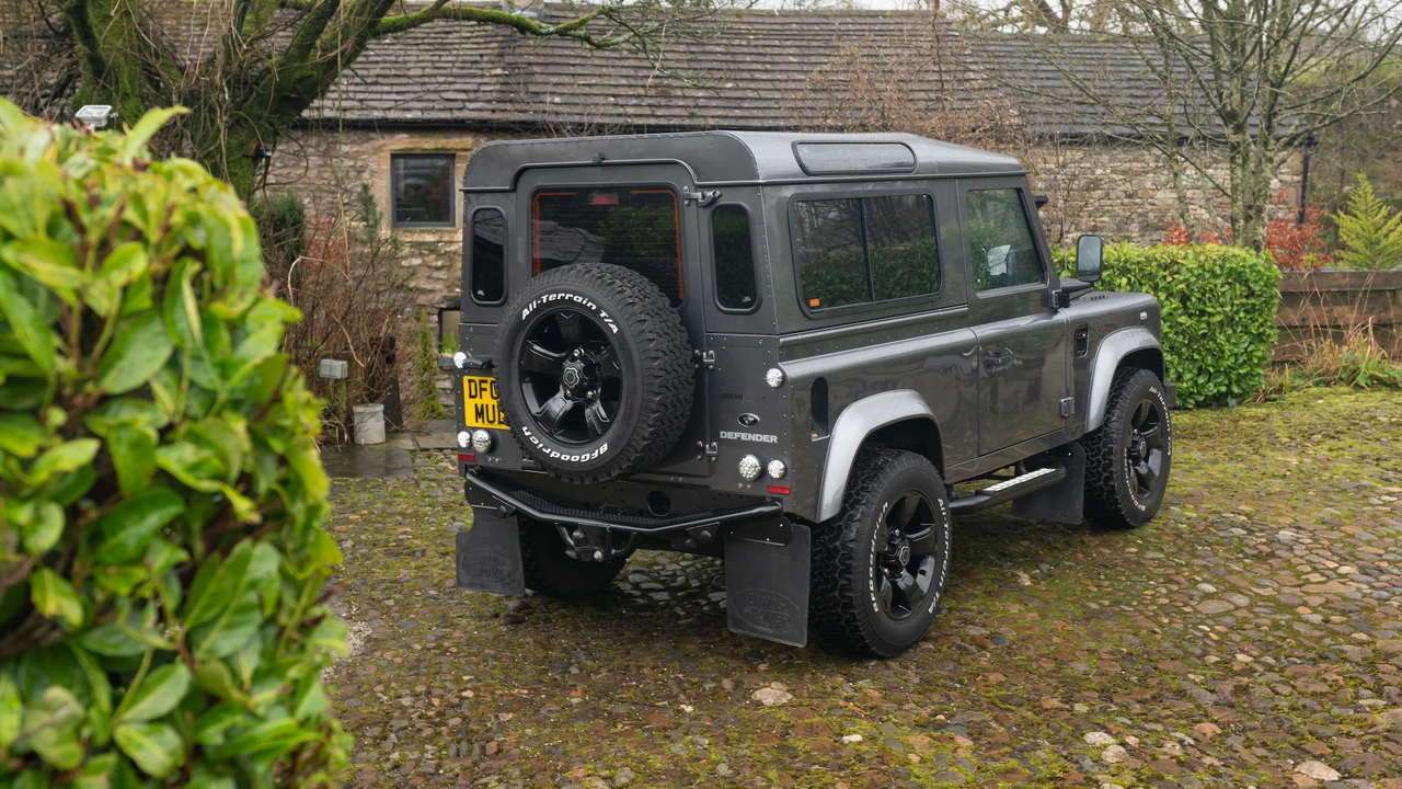 2014 Land Rover Defender 90 - Image 15 of 31