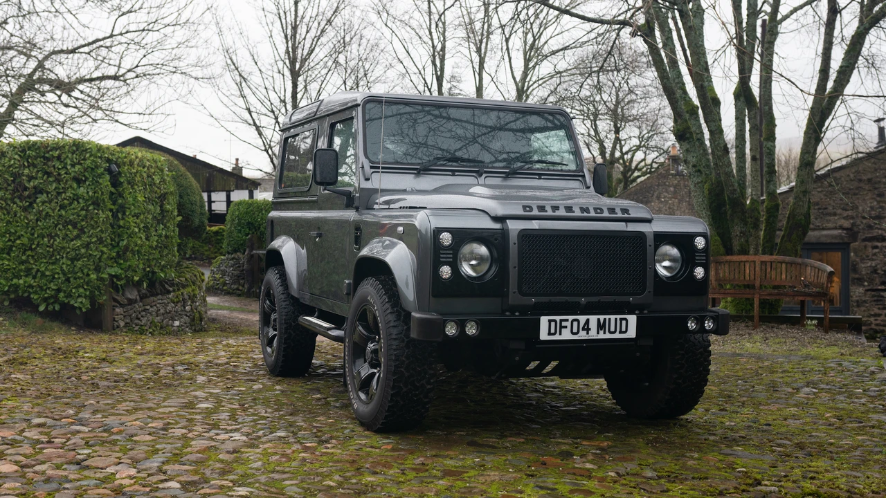 2014 Land Rover Defender 90 - Image 4 of 31