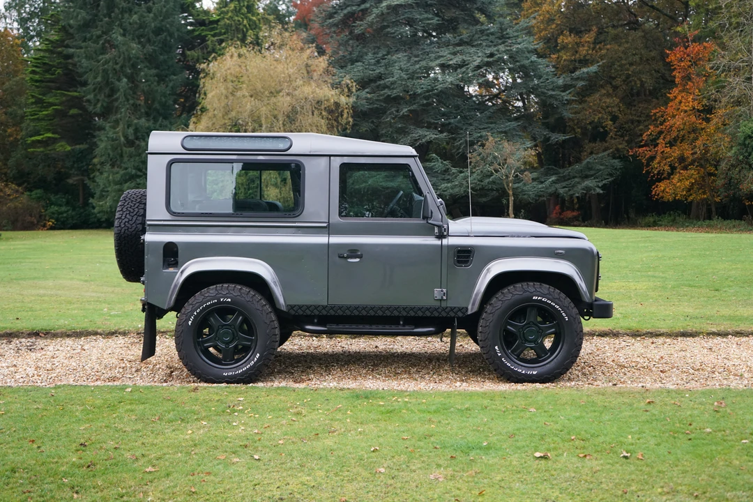 2014 Land Rover Defender 90 - Image 5 of 31
