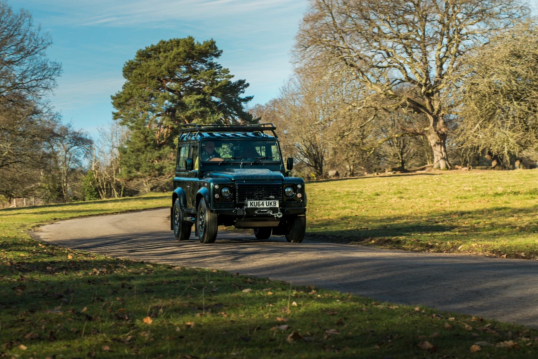 2014 Land Rover Defender 90 - Image 11 of 31