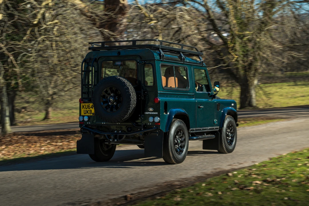 2014 Land Rover Defender 90 - Image 17 of 31