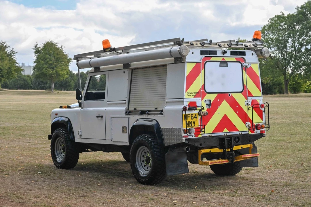 2014 Land Rover Defender - Image 15 of 30