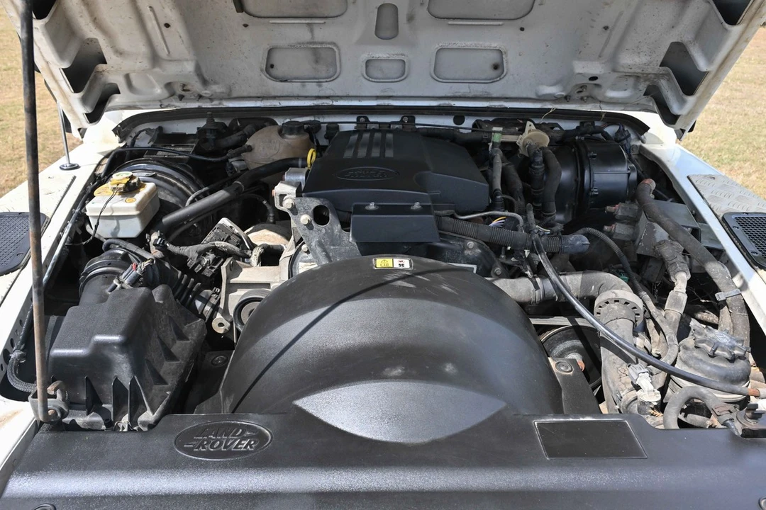 2014 Land Rover Defender - Image 9 of 30