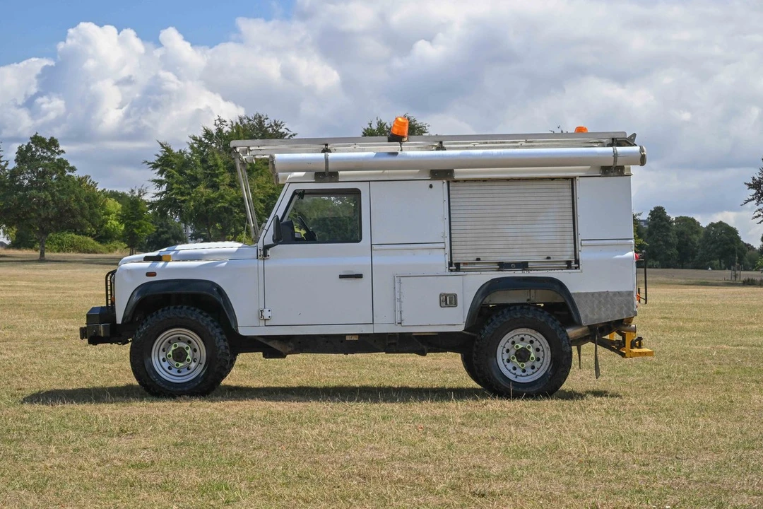 2014 Land Rover Defender - Image 17 of 30